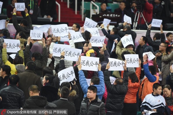 竞技宝官网- 圣埃蒂安球迷抗议票价，赛前围堵训练基地